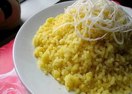 Đĩa xôi vò miền Nam thành phẩm vàng ươm, thơm lừng mùi đậu xanh và nước cốt dừa