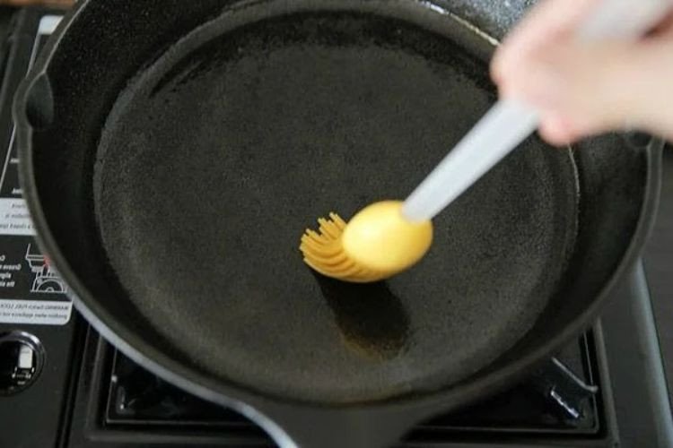 Đổ bánh ép Huế trên chảo chống dính tiện lợi tại nhà