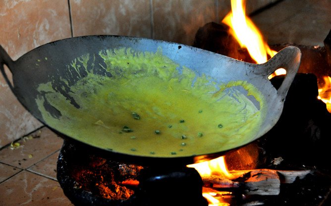 Đổ bánh xèo giòn lâu với chảo chống dính