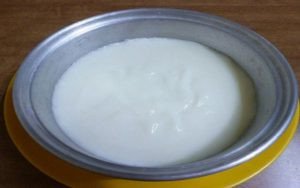 Đổ bột bánh mặn vào khuôn và dàn đều trước khi hấp