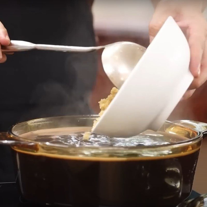 Đổ bột sắn dây vào nồi chè đỗ đen đang sôi