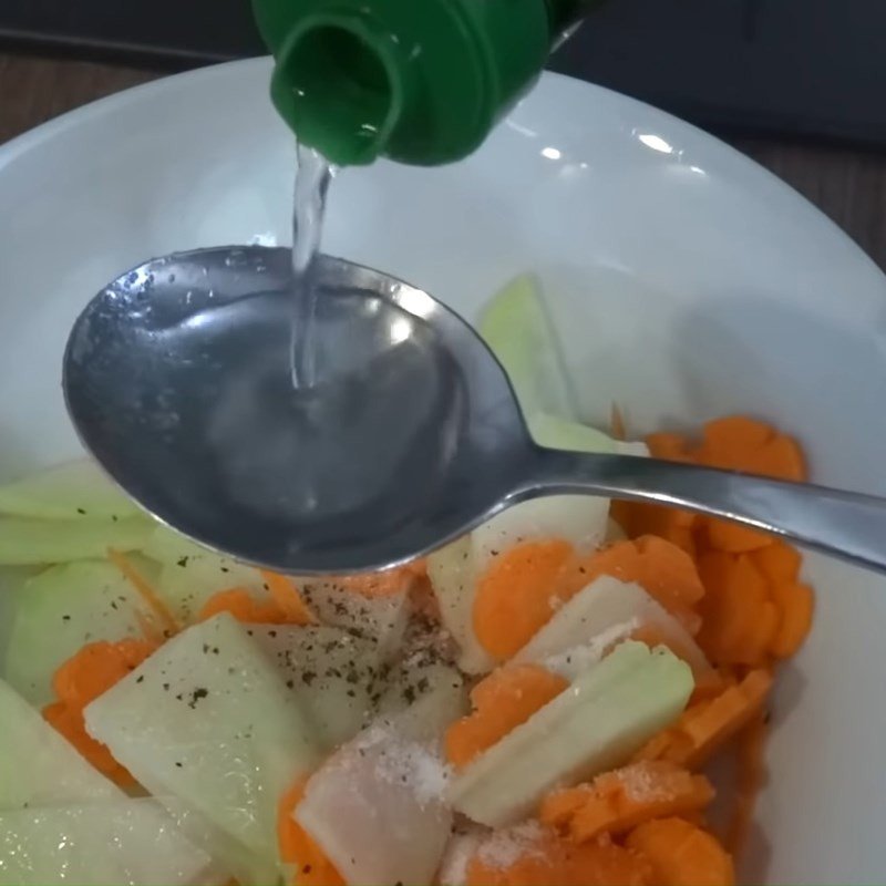 Đồ chua làm từ su hào và cà rốt