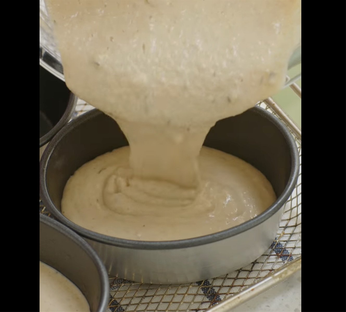 Đổ hỗn hợp bánh yến mạch sữa tươi và trứng gà vào khuôn