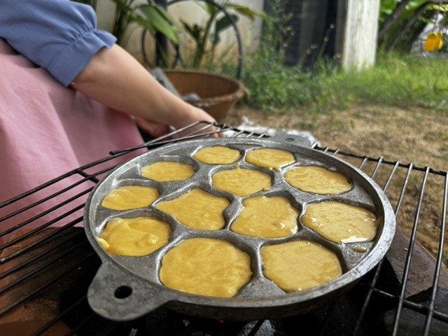 Đổ hỗn hợp bột mì vào khuôn để nướng bánh thuẫn truyền thống