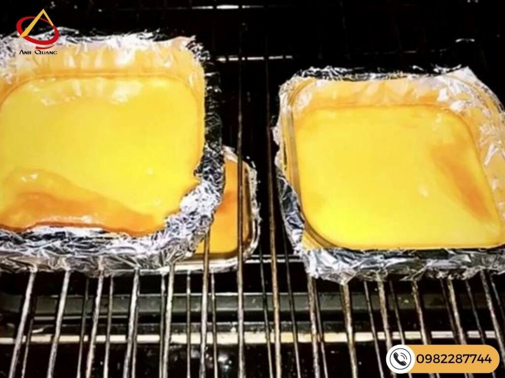 Đổ hỗn hợp vào khuôn và nướng bánh flan trong lò