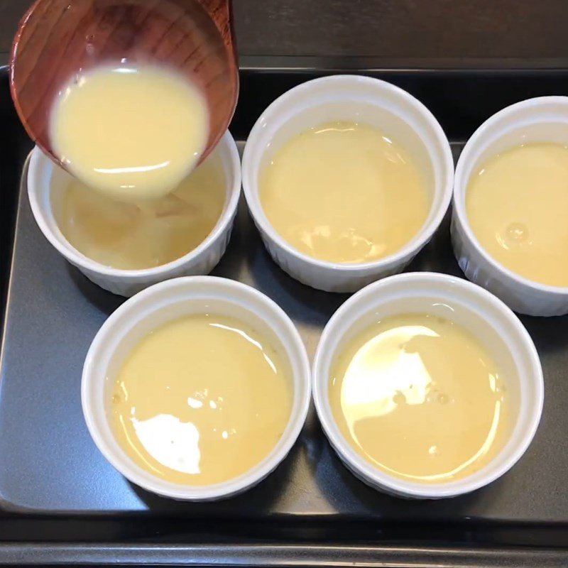 Đổ khuôn và nướng bánh flan