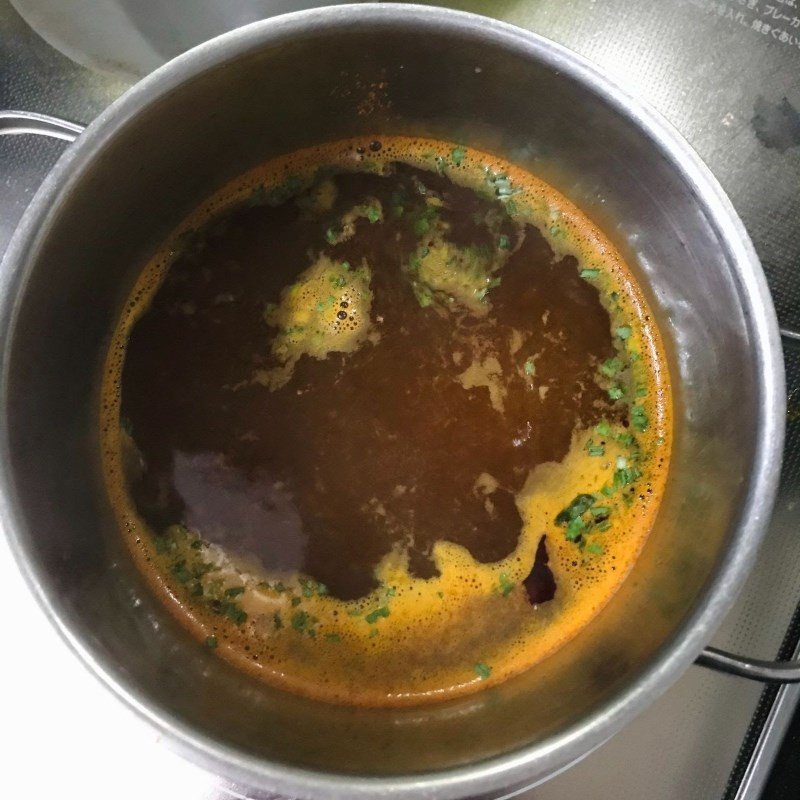 Đổ mì cay ra tô