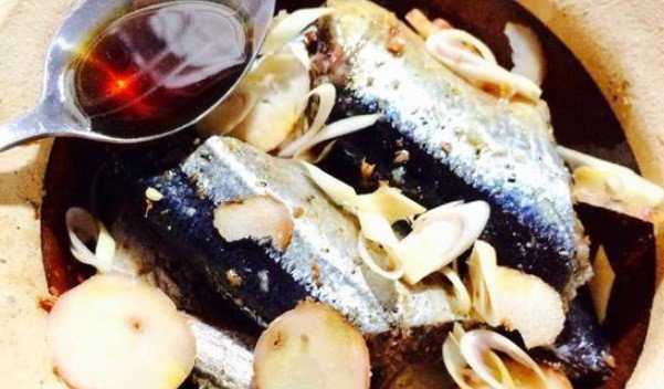 Đổ nước màu vào nồi cá nục