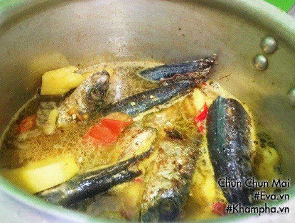 Đổ nước ngập mặt cá khi kho
