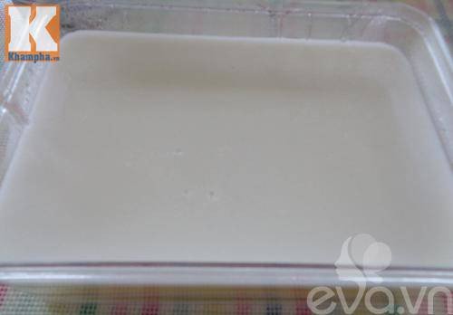 Đổ thạch dừa vào khay, làm mát
