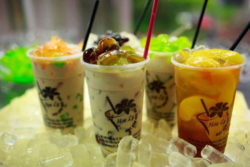 Đồ uống trà sữa với các kích cỡ ly khác nhau