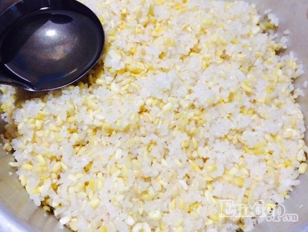 Đồ xôi đỗ xanh trên nồi hấp