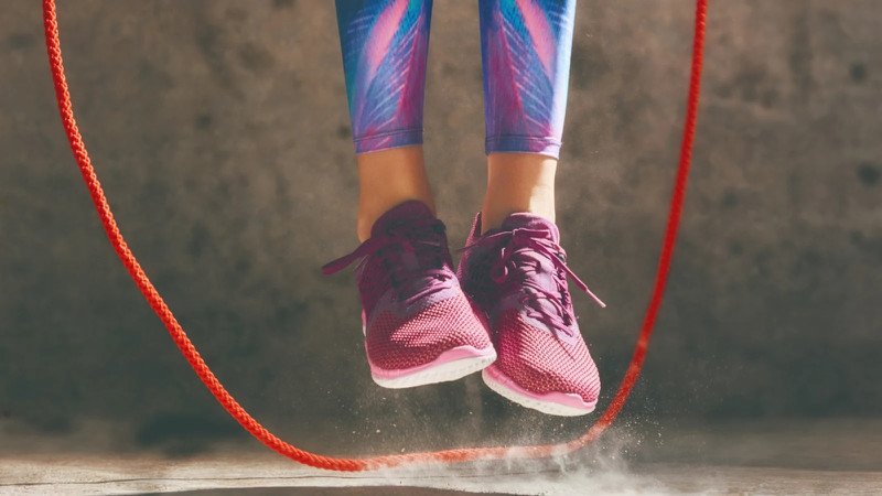 Đôi chân của người tập đang nhảy dây với độ cao vừa phải, tránh chấn thương