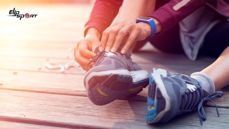 Đôi giày thể thao chất lượng cao đặt trên sàn tập, nhấn mạnh tầm quan trọng của giày khi nhảy dây