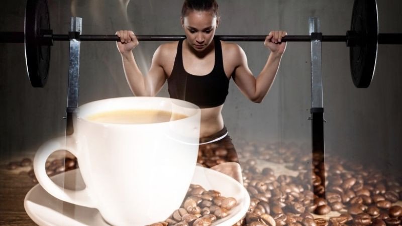 Đôi giày thể thao và cốc cà phê đặt cạnh nhau, biểu trưng cho sự kết hợp giữa uống cà phê và tập luyện để đạt hiệu quả giảm cân tối ưu.