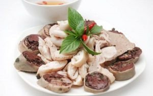 Dồi heo và lòng heo đã được làm sạch, sẵn sàng cho món cháo lòng miền Tây