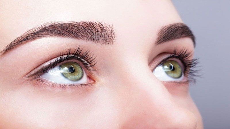 Đôi mắt khỏe mạnh cùng củ cà rốt, minh họa tác dụng của cà rốt trong việc bảo vệ thị lực
