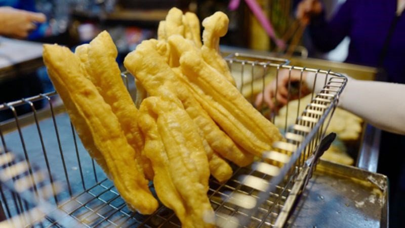 Đồng hồ điểm đêm và đĩa quẩy gợi nhắc việc hạn chế ăn quẩy vào buổi tối để tránh ảnh hưởng đến lượng đường trong máu