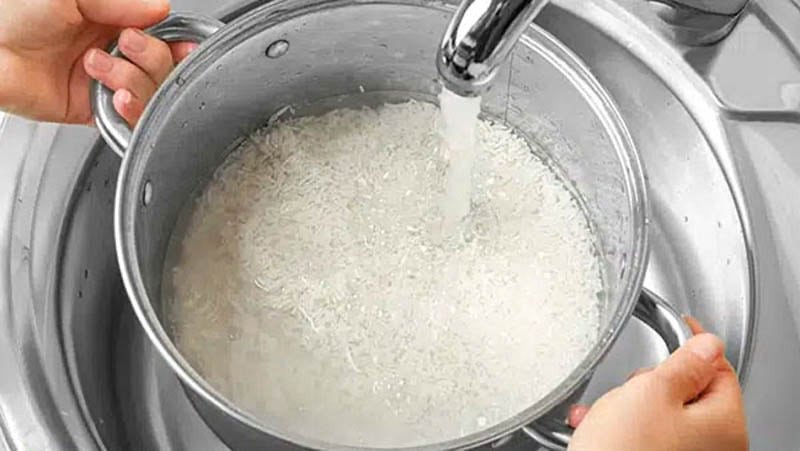 Đong nước nấu cơm bằng đốt ngón tay là một phương pháp truyền thống phổ biến