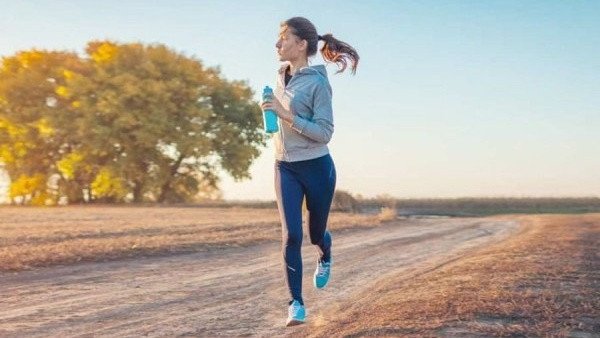 Động tác chân khi đi bộ nhanh hoặc chạy bộ, tối ưu hóa việc đốt cháy calo.