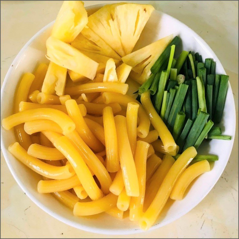 Dứa đã gọt vỏ và cắt miếng