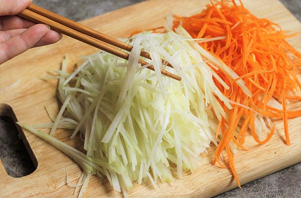 Dưa góp đu đủ và cà rốt trộn giấm ăn kèm bánh khọt Vũng Tàu