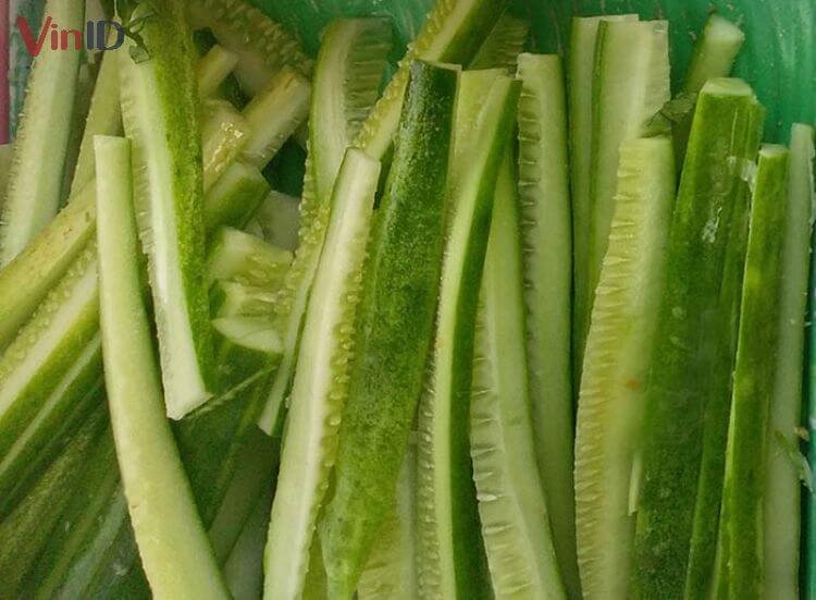 Dưa leo được thái lát mỏng chuẩn bị cho món bánh mì chay