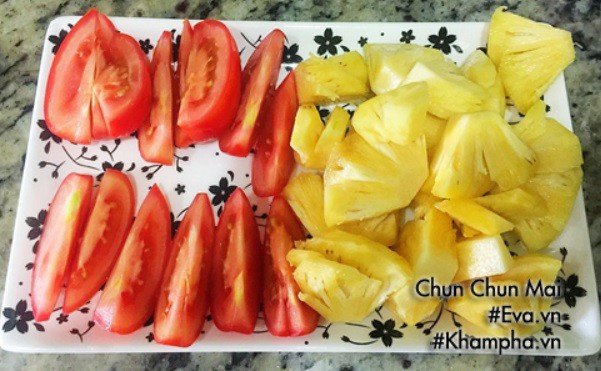 Dứa và cà chua được thái miếng vừa ăn
