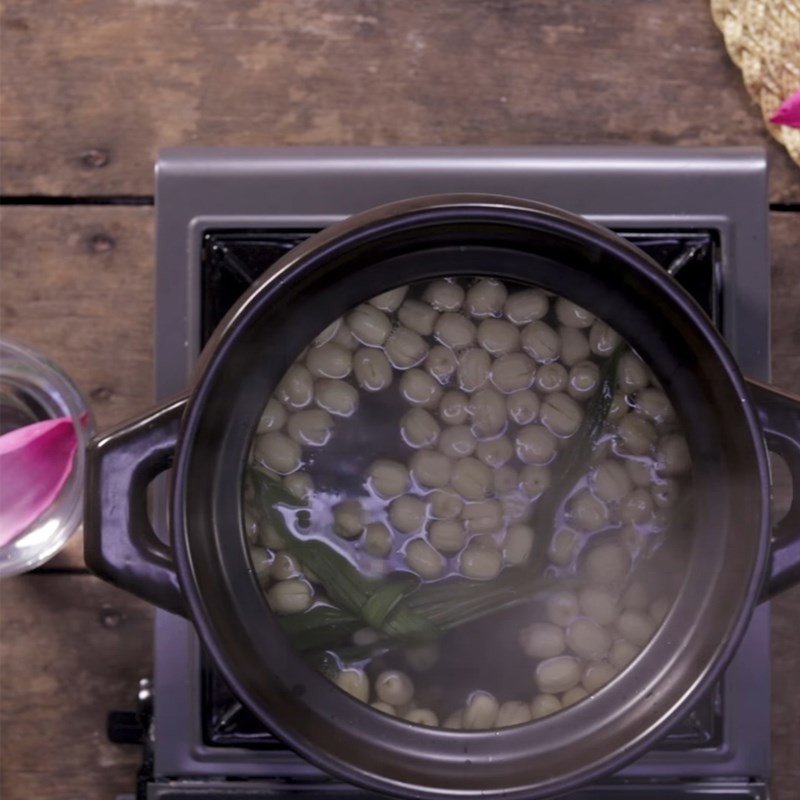 Đun hạt sen cùng nước đường phèn và lá dứa