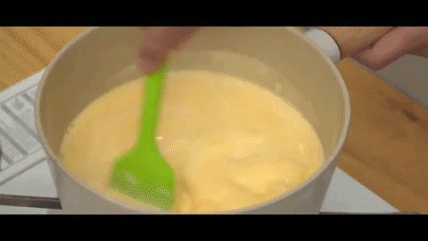 Đun hỗn hợp bột bánh phô mai cho đến khi đặc sệt