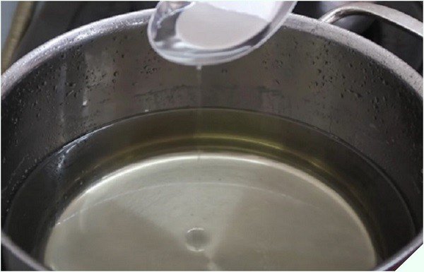 Đun nước đường cho bánh bò