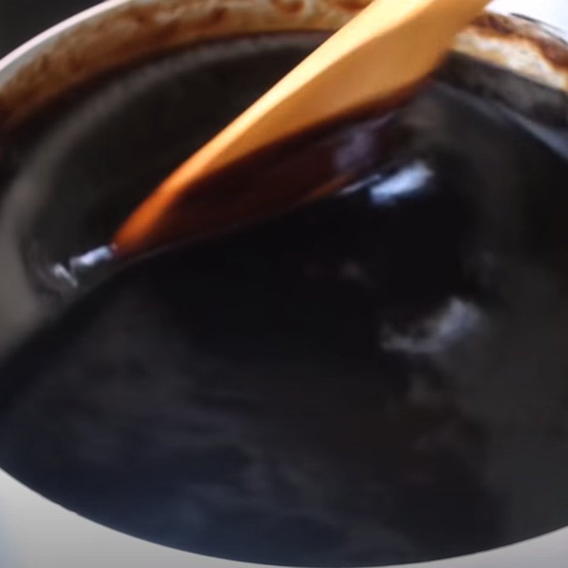 Đun sôi hỗn hợp thạch đen trên bếp với lửa vừa, khuấy liên tục để bột không bị vón cục và thạch được sánh mịn.