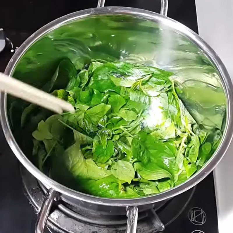 Đun sôi lá cẩm để chiết xuất nước màu tím tự nhiên