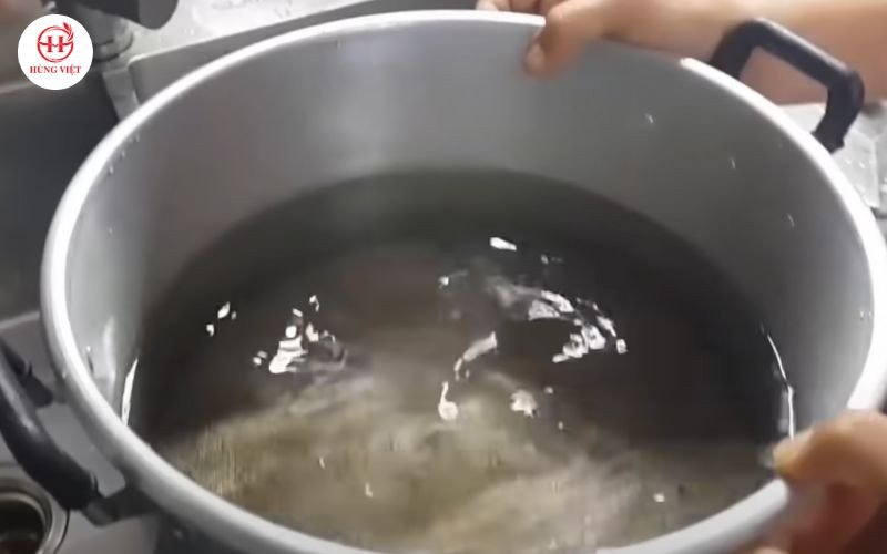 Đun sôi nước trong nồi hấp xôi
