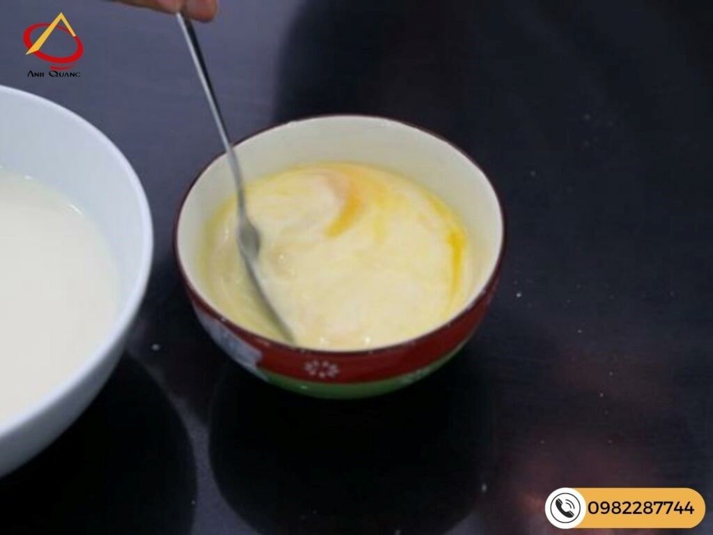 Đun sữa và pha trộn hỗn hợp trứng sữa làm bánh flan