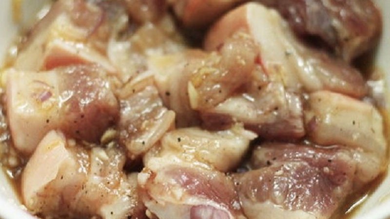 Đun thịt trong nồi để làm thịt hộp với nước dừa