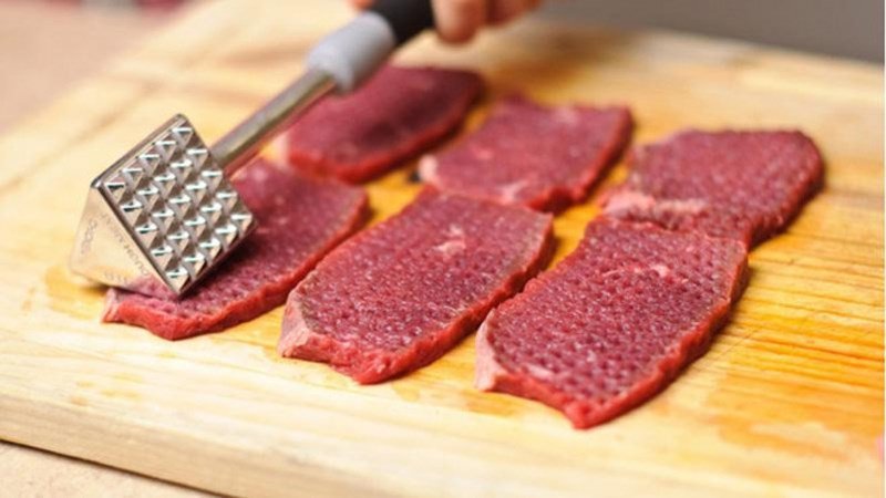 Dùng búa đập thịt bò giúp thịt mềm nhanh hơn khi chế biến