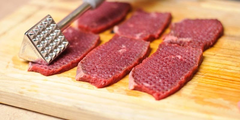 Dụng cụ đập thịt giúp làm mềm thớ thịt bò