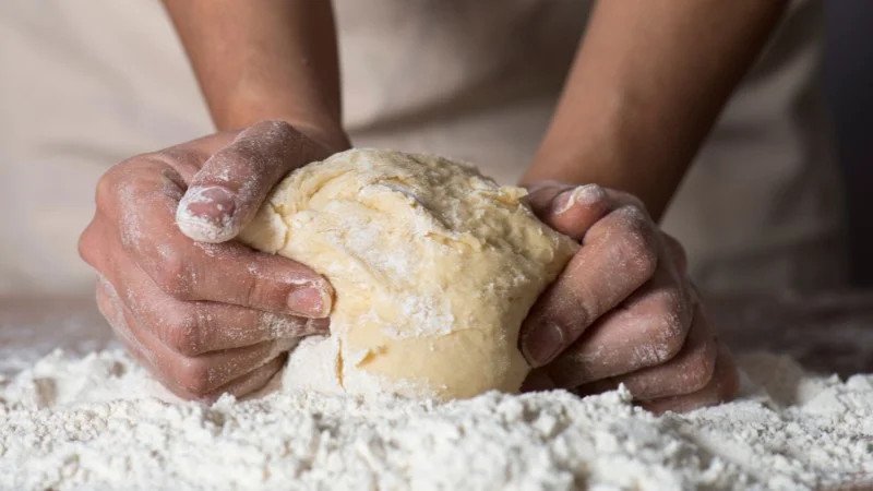 Dùng dầu mè để nhào bột làm bánh, giúp bánh mềm mịn và thơm ngon hơn