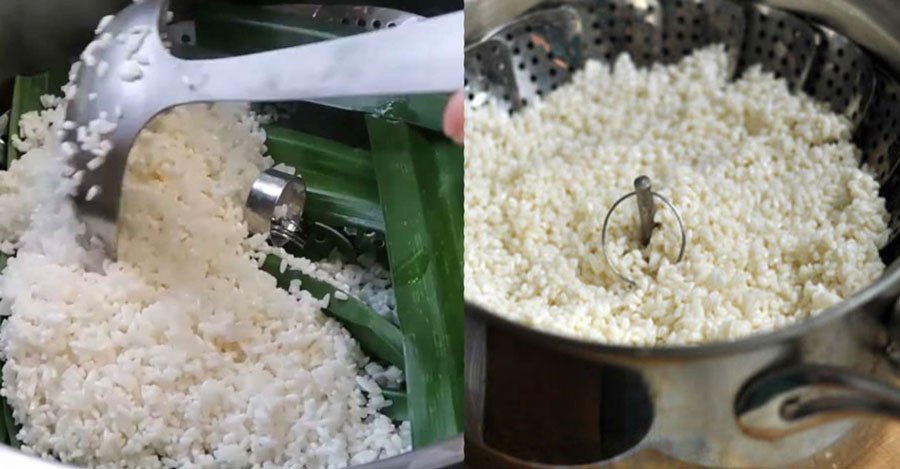 Dùng tay dàn đều gạo nếp trong xửng hấp giúp xôi vò tơi xốp hơn