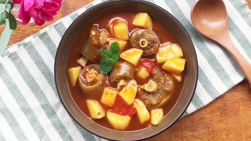 Đuôi bò hầm khoai tây sốt sệt, món ngon khó cưỡng siêu dinh dưỡng