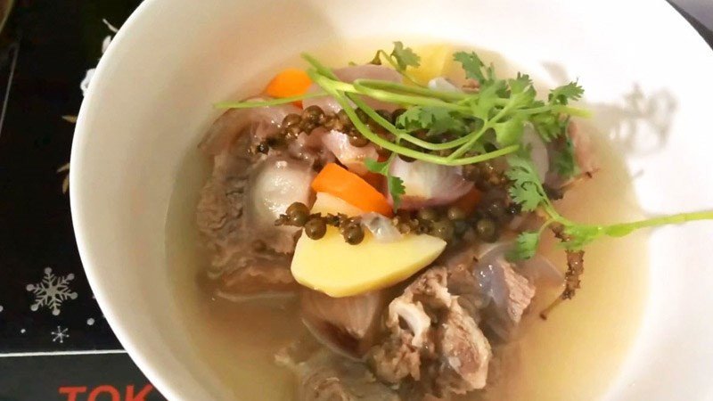 Đuôi bò hầm tiêu xanh thơm ngon, bổ dưỡng cho ngày mưa