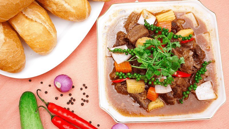 Đuôi bò sốt vang đỏ đậm đà, hấp dẫn với bánh mì