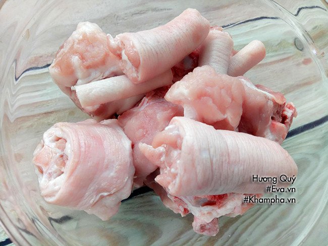 Đuôi heo đã được sơ chế sạch sẽ và chặt miếng vừa ăn