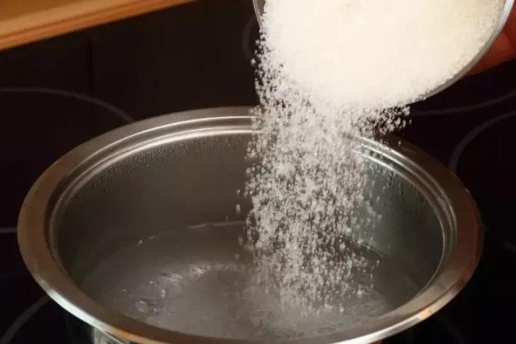 Đường đang được đun chảy trên bếp, một bước quan trọng trong công đoạn chuẩn bị đường cho bánh in, ảnh hưởng đến tổng calo.