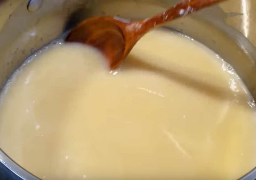 Đường thốt nốt và nước cốt dừa để làm bánh bò