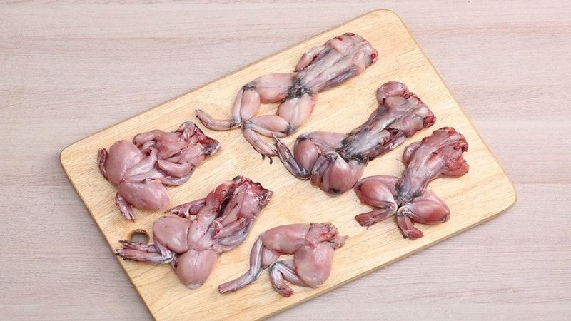 Ếch đã được sơ chế sạch sẽ, sẵn sàng cho món lá cách xào ếch