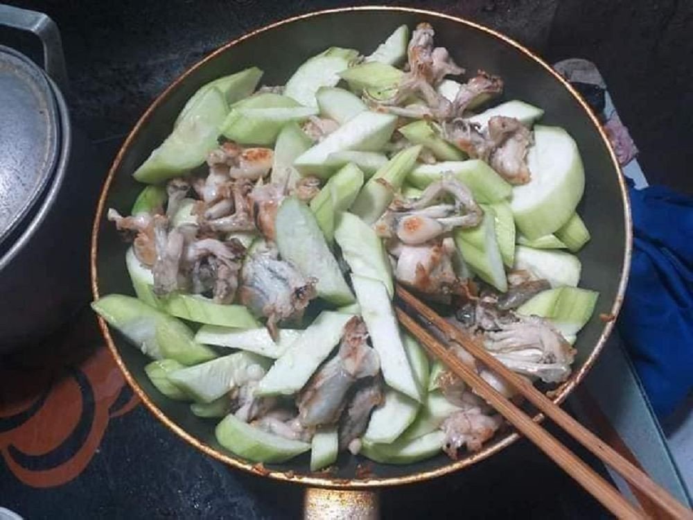 Ếch xào mướp hương ngọt thanh mát lành cho thực đơn của bé