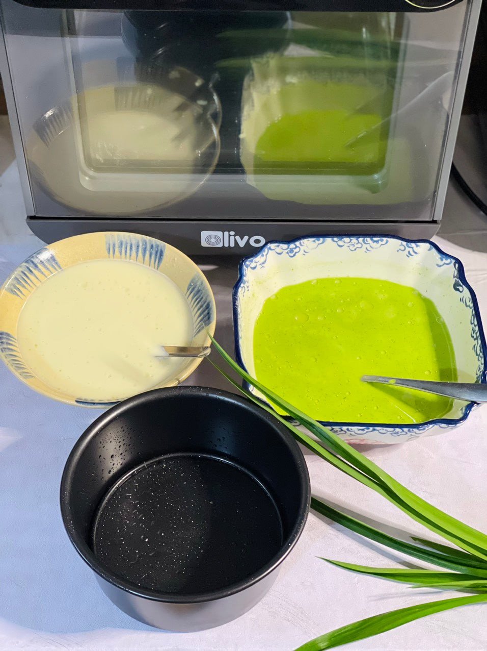 Ép nước cốt dừa và lá dứa xanh tươi