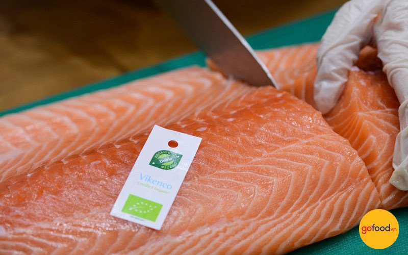 Fillet cá hồi tươi nhúng lẩu Thái chua cay rất hấp dẫn và giàu dinh dưỡng
